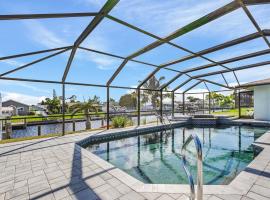 Direct Sailboat Access & Southern Exposure Heated Pool - Villa Coconut Hideaway - Roelens, hotel com spa em Cape Coral