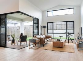 New Designer Built Boutique Holiday Home at Heathwood, villa in Doolandella