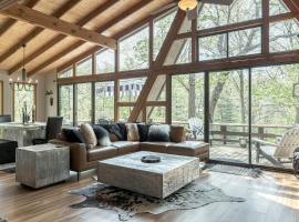 1236 Hideaway Lake Chalet by Sarah Bernard Chalets with Private Dock and Hot Tub, ξενοδοχείο με πισίνα σε Innsbrook