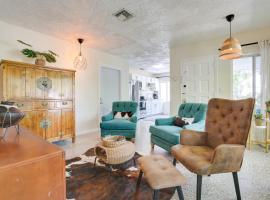 Chic Deerfield Beach Cottage - Walk to Beach!, hotel en Deerfield Beach