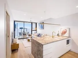 Conveniently located 2BR apt with rooftop pool at Milt