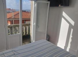 Habitación pequeña con balcon, hotel v destinaci Vigo