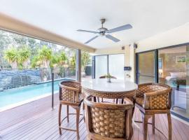 Lovely family retreat with Pool, easy connection t, cottage ở Slacks Creek