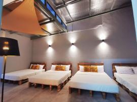 Ipoh town centre glamping home 13pax，怡保的豪華露營地點