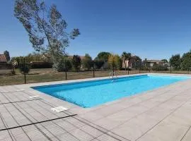 La Campagne Romantique - avec entrée autonome, clim neuve, parking privé & sa piscine ! -
