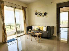 Trinity Stays Nashik - Mountain view apartment close to Sula, apartamento en Nashik