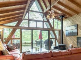 Cardinal Lake Cottage by Sarah Bernard with Private Dock, Beach and Fire Pit, ξενοδοχείο με πισίνα σε Innsbrook