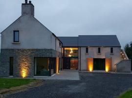Serenity Lodge، شقة في Donagh