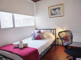 Habitación sencilla con baño privado Unicentro, hotelli Bogotássa lähellä maamerkkiä Clinica Reina Sofia
