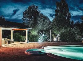 Villa TagiBao avec piscine, מלון זול בLesterps