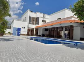 Hermosa casa-quinta Oasis Palm con piscina, hotel din Yopal