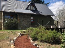 El Tranco - Casa "Bajada Poujardieu", hotel en Junín de los Andes