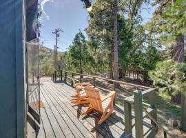 Quiet Sequoia National Forest Cabin with Fireplace, отель, где разрешено размещение с домашними животными 