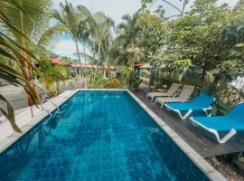 Rooms & Pool Macaws, hotel i Uvita