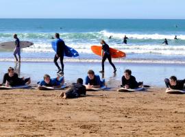 Surf Lessons Experience with Hassi – luksusowy kemping w mieście Agadir