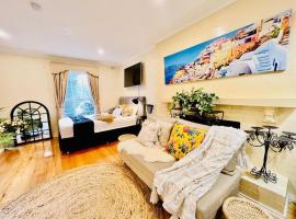 Charming 1BR Granny Flat with Seperate Spacious Living room -Just a Stone's Throw from Newly Renovated Knox Westfield in East Melbourne، فندق مع موقف سيارات في Wantirna South