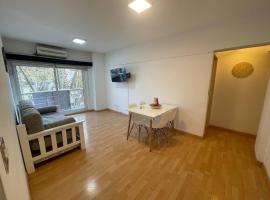 Cozy Two-Bedroom Accommodation in Barracas with Views, apartament a Buenos Aires