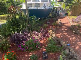 Cozy jungle boat hideaway with stunning ocean view, hotel em Kealakekua