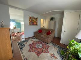 Two bedroom, living/dining room, apartemen di Bellport