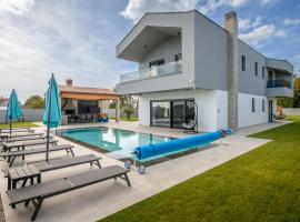 Villa Cozy Home In Rebici With Outdoor Swimming Pool pilsētā Rebići