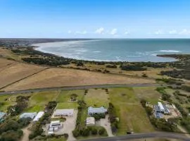 Sea Breeze - Spacious home with lovely ocean views