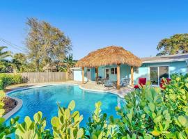 Cozy home with pool 1 mile from the beach, casa de campo em Deerfield Beach