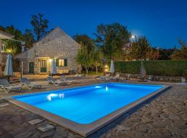 Studenci에 위치한 코티지 Hacienda Sylvia - secluded 4-bedroom villa with 45sqm heated pool