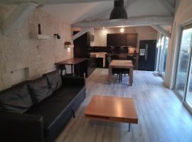 Large House 15 persons 5 bedrooms 3 bathrooms La Rochelle Croix Chapeau, hotel in Croix-Chapeau