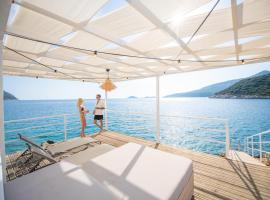 BEACHFRONT SARI VILLA WİTH PRIVATE SWIMMING POOL, hotel v destinaci Kalkan