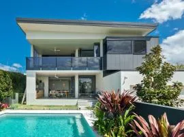 Moffat Beach Modern Oasis with Pool