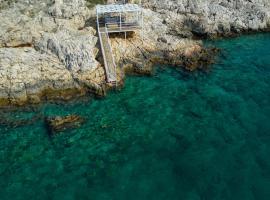 BEACHFRONT SARI VILLA WİTH PRIVATE SWIMMING POOL: Kalkan'da bir otel