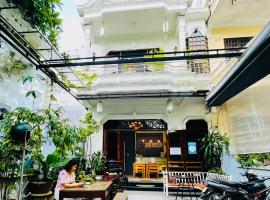 SHARK HOSTEL, guest house in Hue