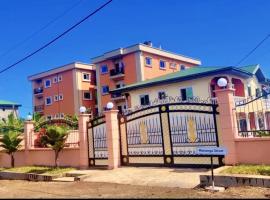 Stunning 3-Bedrooms GuestHouse in Limbe Cameroon, hotel in Limbe