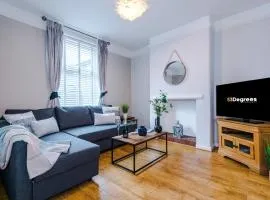 NEW! Spacious 2-bed home in Chester by 53 Degrees Property, Ideal for Long Stays, Great location - Sleeps 6