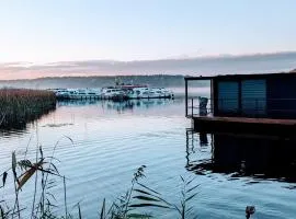 Waterview - Schwimmendes Ferienhaus "Black Pearl" auf dem Wasser mit Blick zur Havel, inkl Boot zur Nutzung