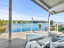 Grapeview-Luxury Waterfront Home, cottage in Grapeview