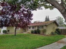 Relax! 1K & 2Q House, 2 Car Garage, Central, Lg Yd, hotel in San Jose