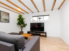 Moderne & Fuldt udstyret lejlighed m.plads til 4