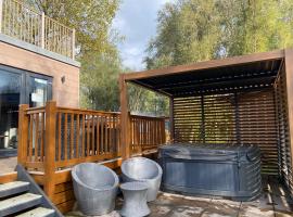 The Harbour, HOT TUB ROOF TERRACE, Sleeps 4, hotel di Warton