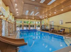 Indoor Pool near Grand Haven with Lake Michigan Beach!, hotel familiar en Norton Shores