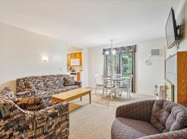 Cedarbrook Deluxe Two Bedroom Suite with outdoor heated pool 10708, hotell i Killington
