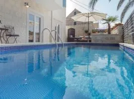 Private Pool Oasis- Just a Few Minutes from the City Centre