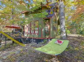 Enchanting Retreat with Private Deck and River Access!, hotel Hot Springsben