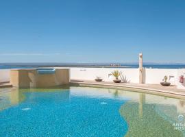 Condos with Spectacular Ocean View & Pool Onsite, villa sihtkohas La Paz