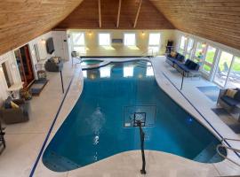 Indoor Pool Near Grand Haven & Lake Michigan Beach, hotel familiar en Spring Lake