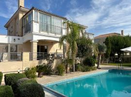 SeaView 5 Bedroom Villa with Private Pool, holiday home in Limassol