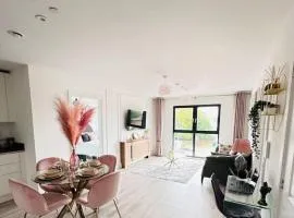 Executive 2-Bed Apartment Near City Centre & Hospital - Free Parking!