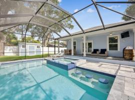 Luxury Retreat Hot Tub for 8 in Stylish Bungalow, hotel in Tampa