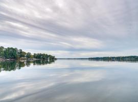 Lakefront Texas Abode with Kayaks, Fire Pit and Patio!, hotel v destinaci Lone Star