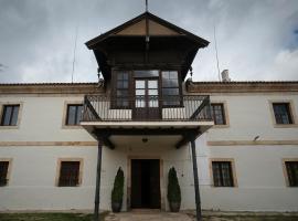 CASA RURAL PALACIO CONDE DE ALDANA con piscina entre encinares y dehesas คันทรีเฮาส์ในTerradillos